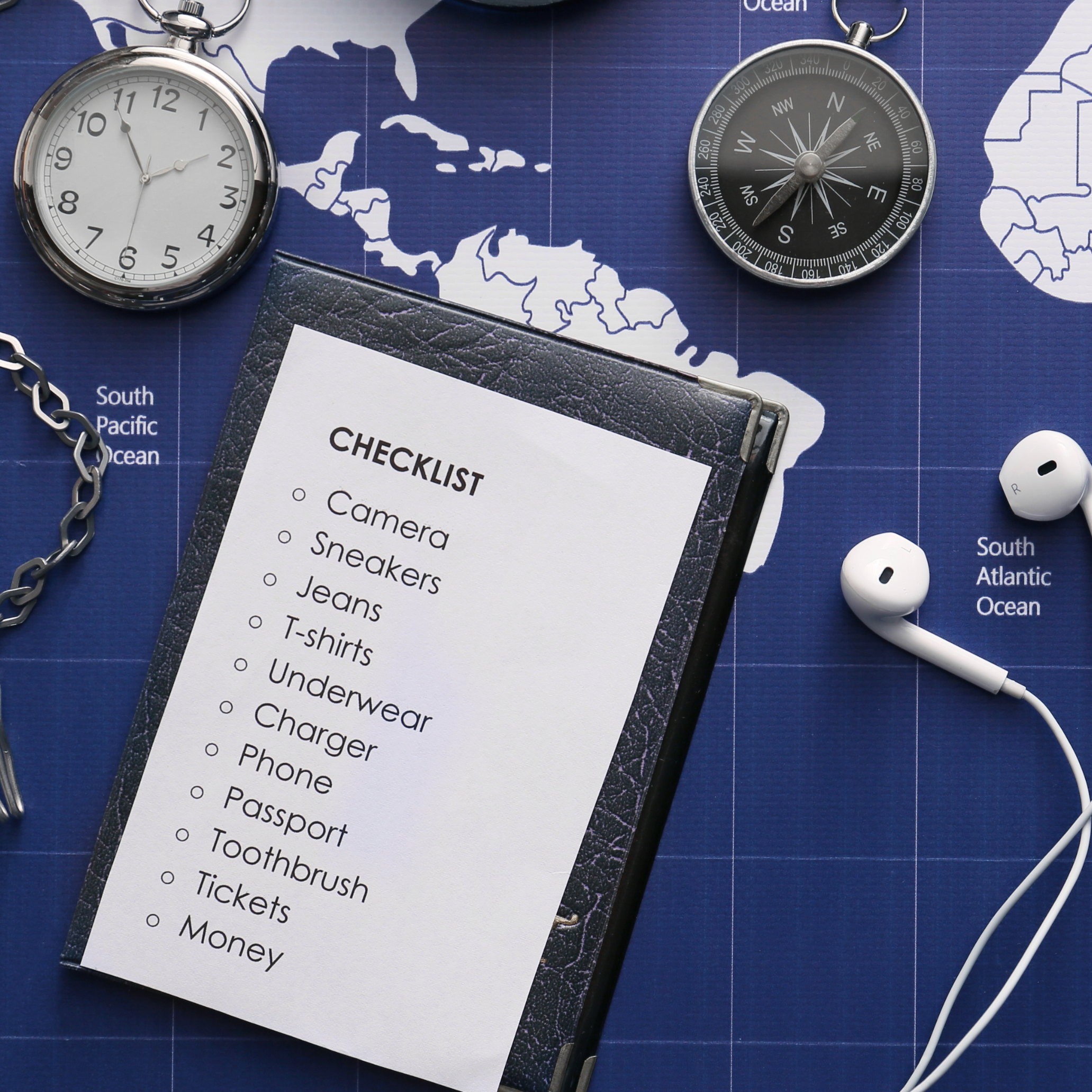 Reisecheckliste Checkliste auf einer Weltkarte