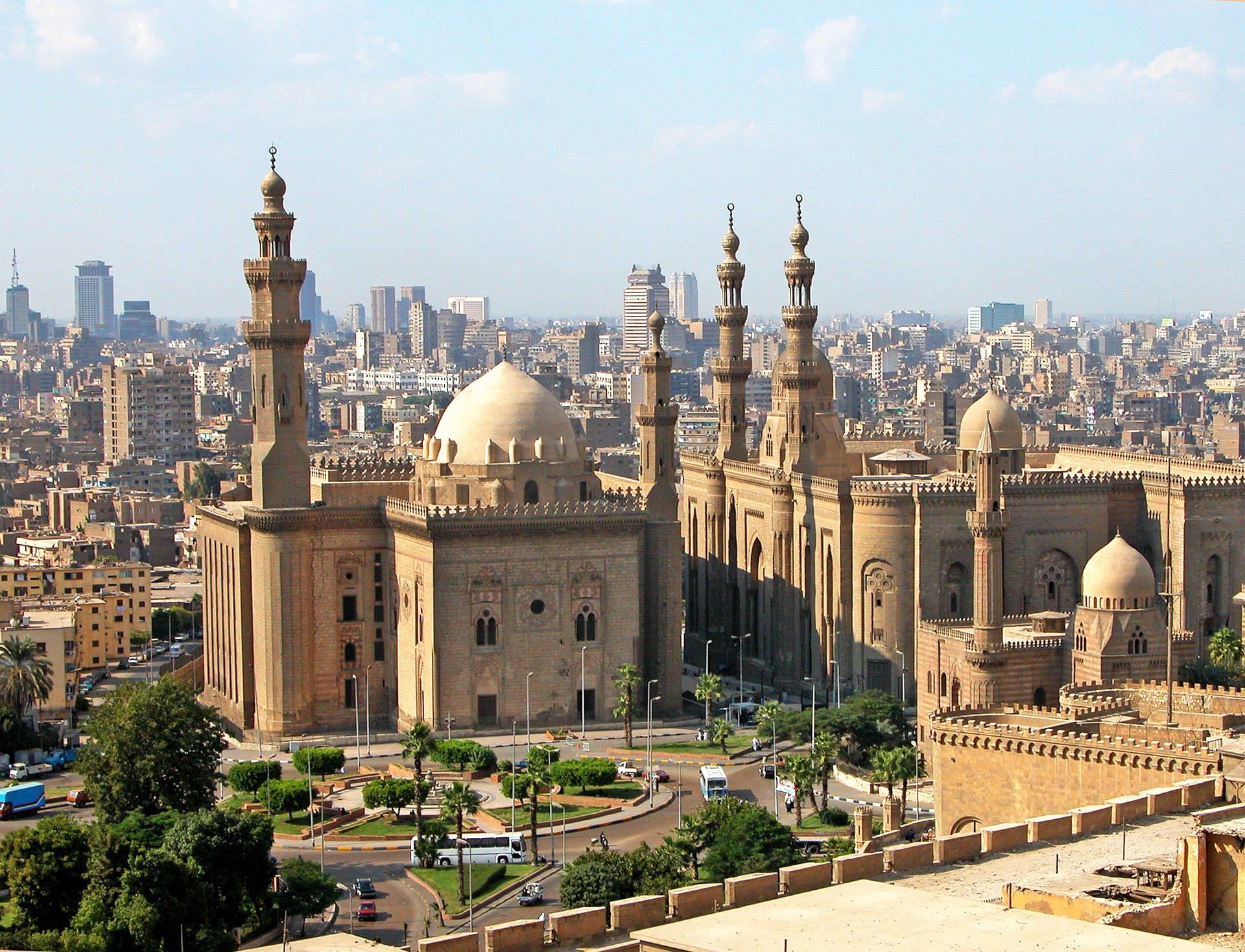 eine Stadt in Ägypten mit einer Moschee und Gebäuden im Hintergrund