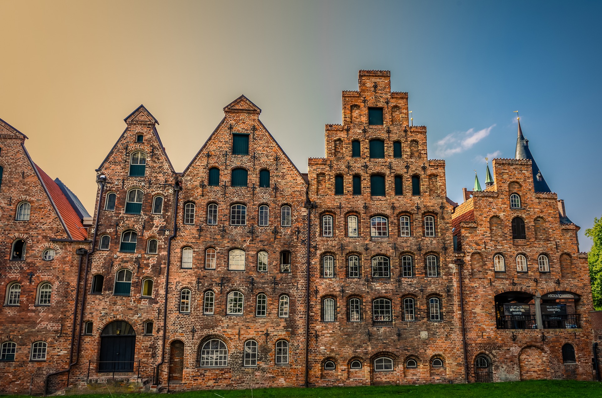 building-4087941_1920